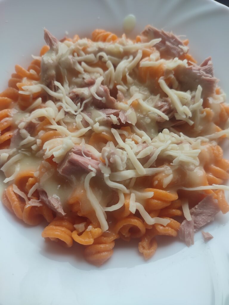 Paprika-Fusilli mit Thunfisch-Sahne-Sauce und geriebenem Käse
