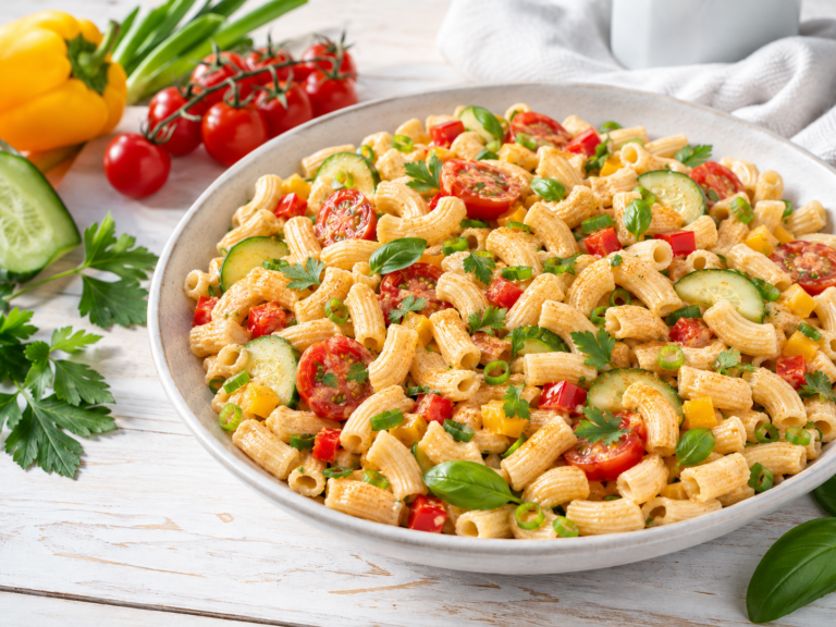Sommerlicher Papiri-Nudelsalat mit Gurke, Tomaten und Paprika-Dressing